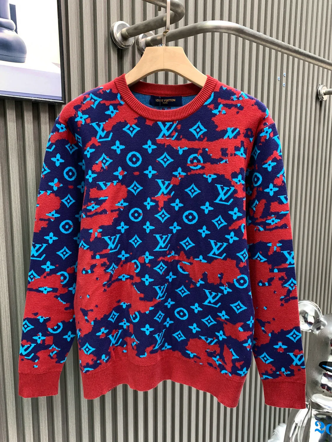 🅿️400 🀄️ Louis Vuitton Louis Vuitton 26ss🐍 new year's autumn and winter new camouflage gradient knitted sweater. It took 15 days to repair it stitch by stitch. It was repeatedly knitted and compared with the modified garments. Each code will change according to the letter positioning. The material is a fusion of two wools and a circle yarn. The wool yarn is a 60-count fine imitation yarn. The floral yarn is very difficult to dye. The minimum order quantity is 1 ton and the cycle is very long. I started coloring after buying the original version and adjusted the color 4 times. Different materials have different interweaving shrinkage rates to ensure that the size and positioning of the pattern remain unchanged. Various adjustments are needed. The surface has a three-dimensional effect. The blue part is very fluffy. The presbyopic part is flat. The yarn material is red, blue and light blue all-wool. The red part is special yarn 50 wool. Positioning of letters in the center of the body. Positioning of letters on the cuffs. Positioning of a row of letters above the hem. Positioning of collar letters. Weaving imported Stoll 12-needle machine. One piece of clothing takes 150 minutes. In the later stage, the hand-sewn plate needs to be positioned and aligned, and the strip output is very low. The washing water is washed with special additives to create a three-dimensional and high-end feeling. It is made according to the feel of the original version. Steam setting is made according to the original pattern and the template is set at high temperature. It will not shrink. Manual marking is fixed. Only one stitch is sewed. Quality inspection is done twice. Air is sucked to remove stray hairs.
